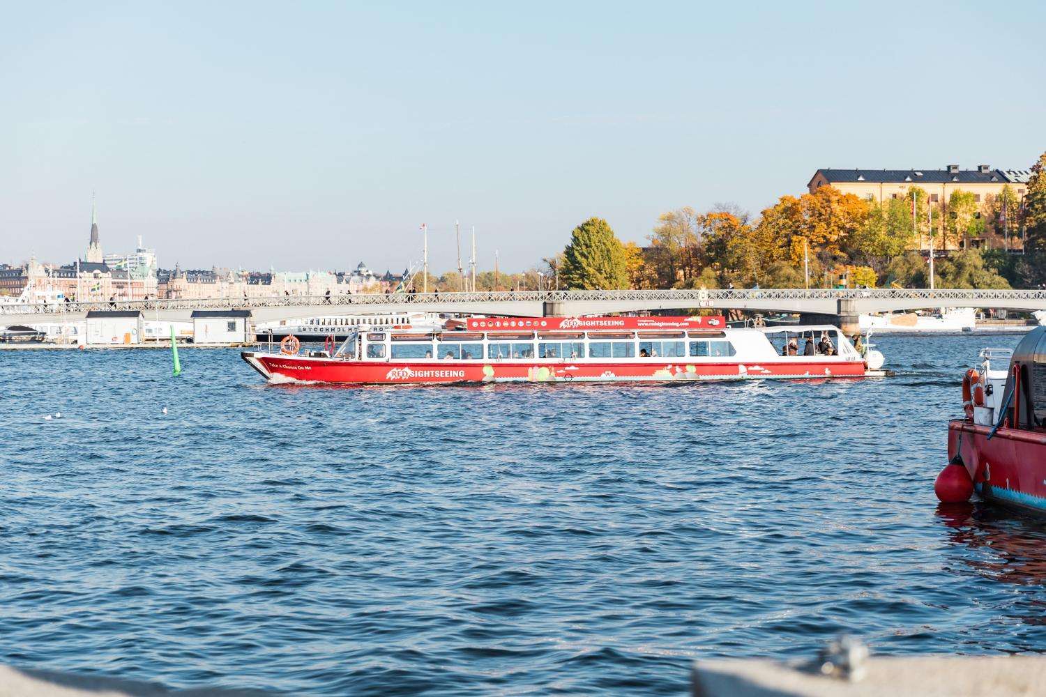 Barco rojo turístico Hop-On Hop-Off