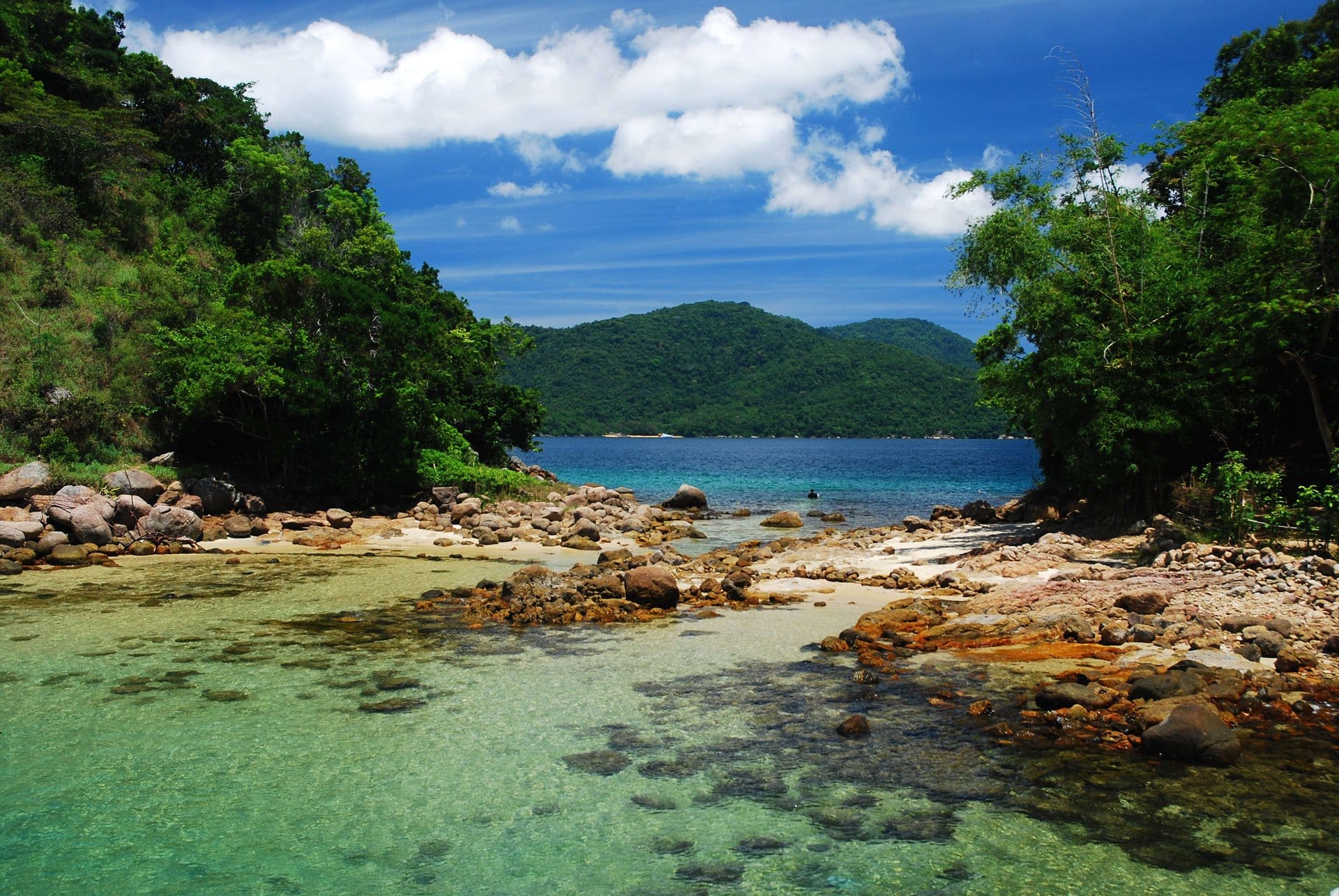 Costa norte de Ilha Grande en lancha rápida
