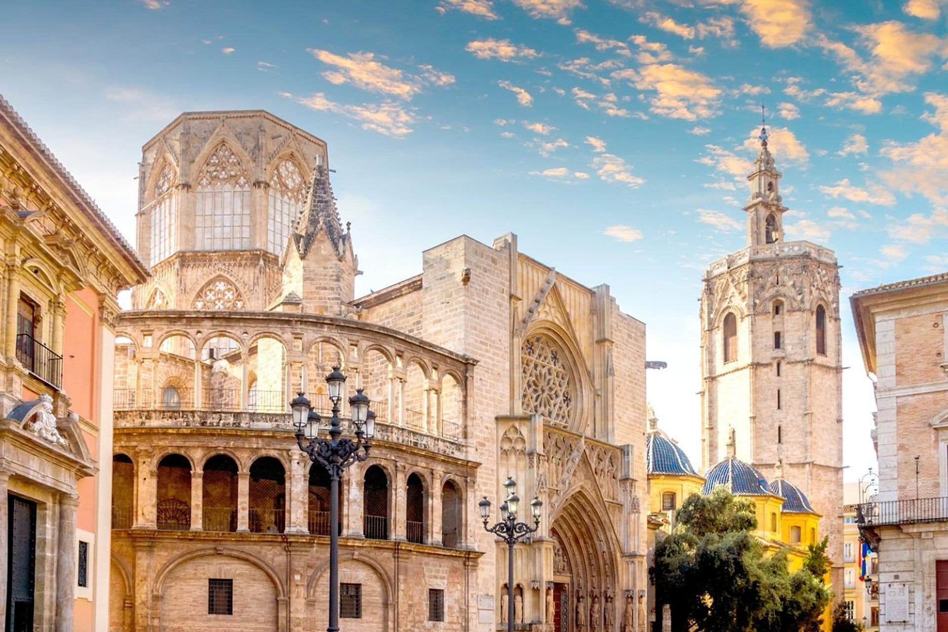 Catedral y Santo Grial sin colas