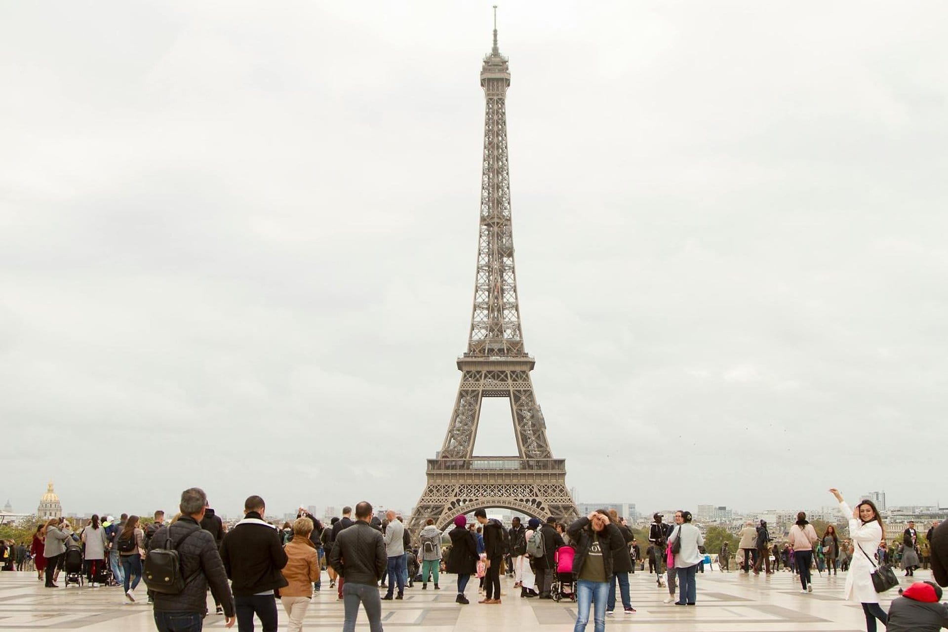 Bairro da Torre Eiffel e cruzeiro no Sena