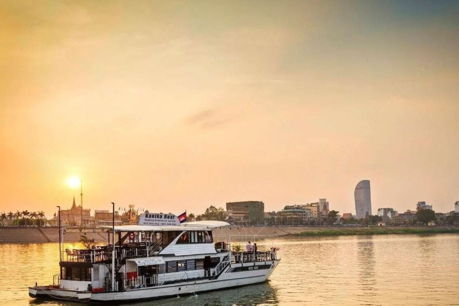 Puesta de sol con cena en crucero