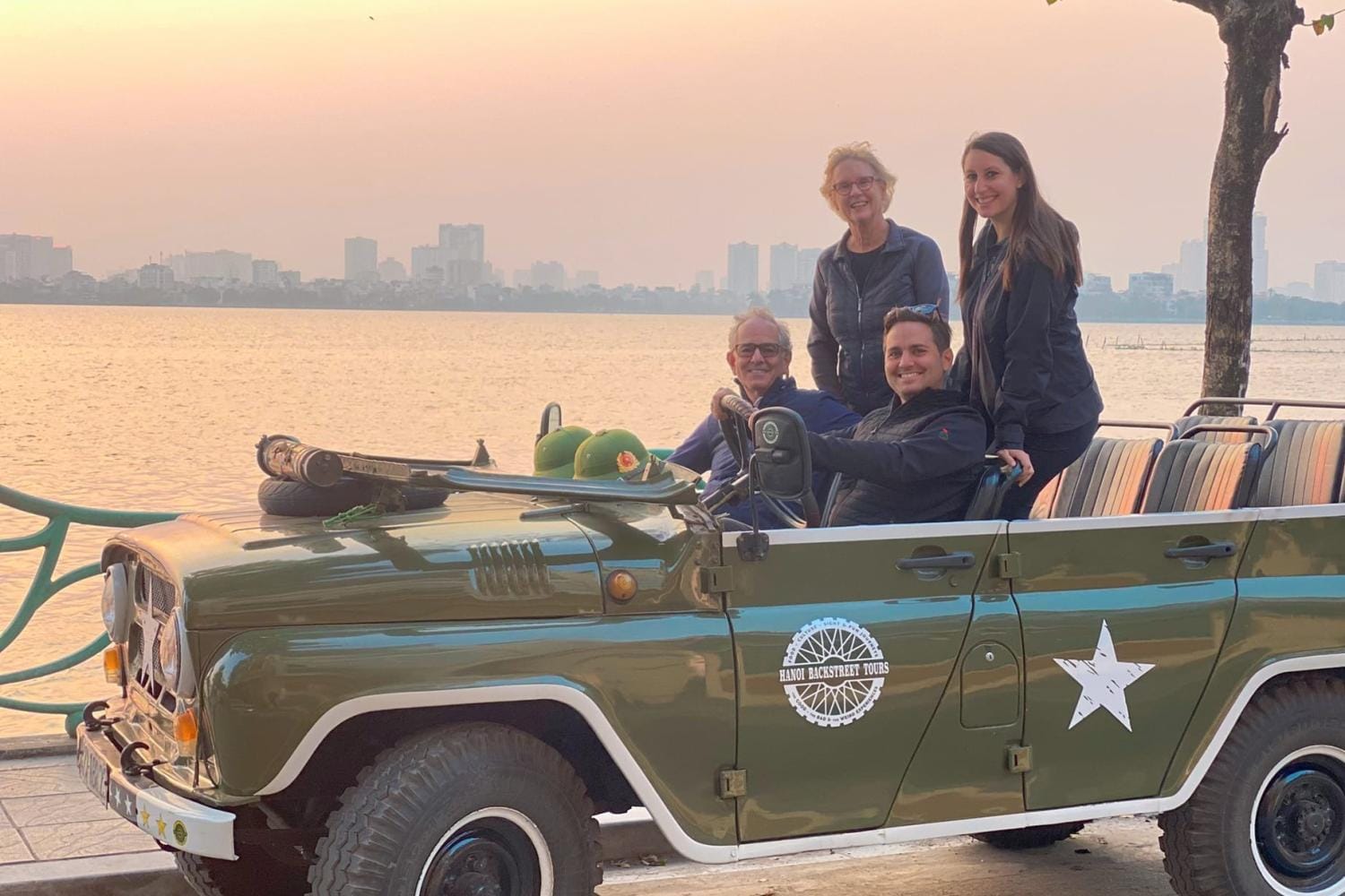 Visita de medio día a la ciudad de Hanói y comida callejera en un jeep antiguo