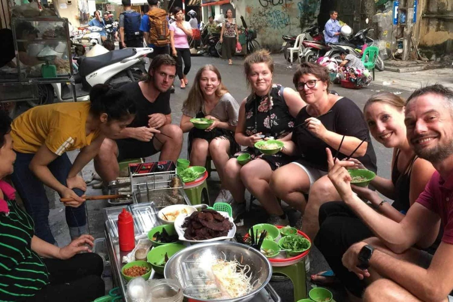 Recorrido a pie por la comida callejera de Hanoi para el desayuno: recorrido en grupos pequeños