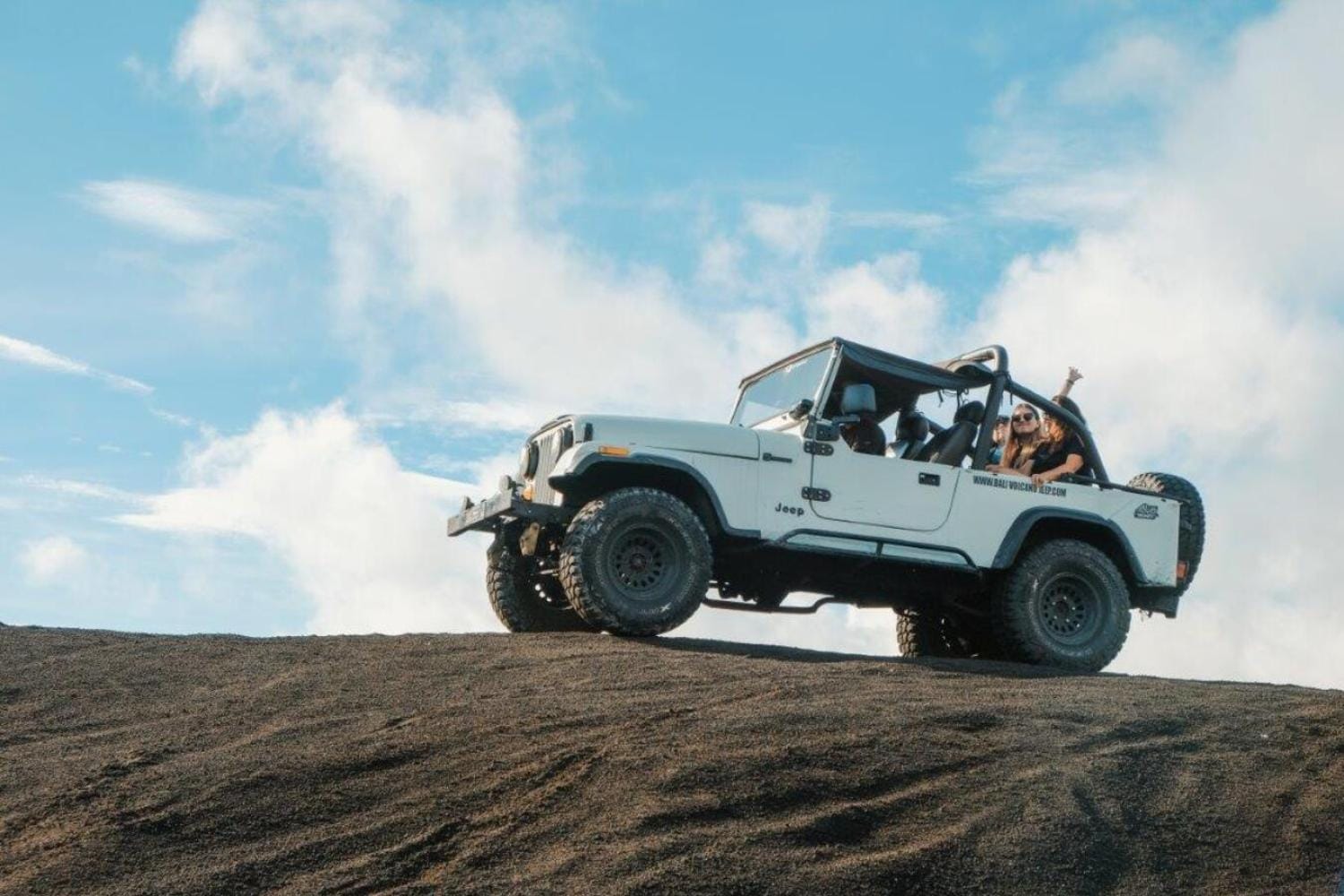 Aventura en jeep al amanecer en el monte Batur