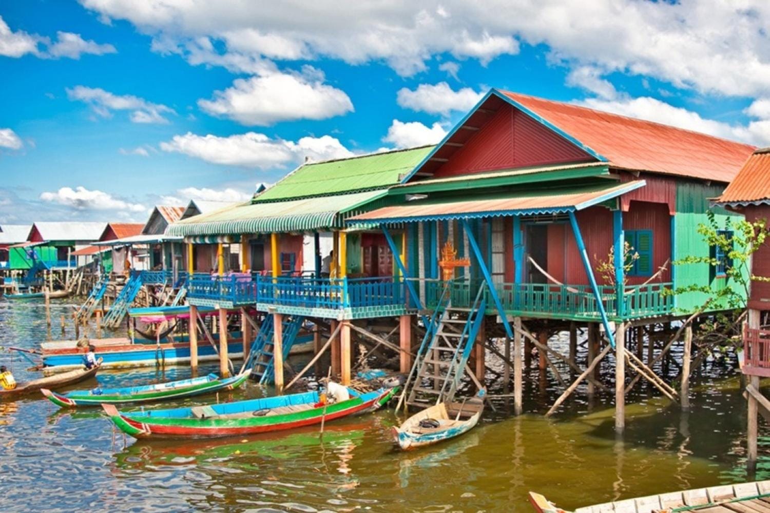 Pueblo flotante y paseo en barco al atardecer