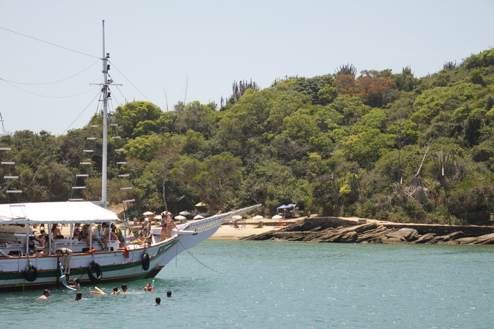 Búzios: bote y trolley con almuerzo