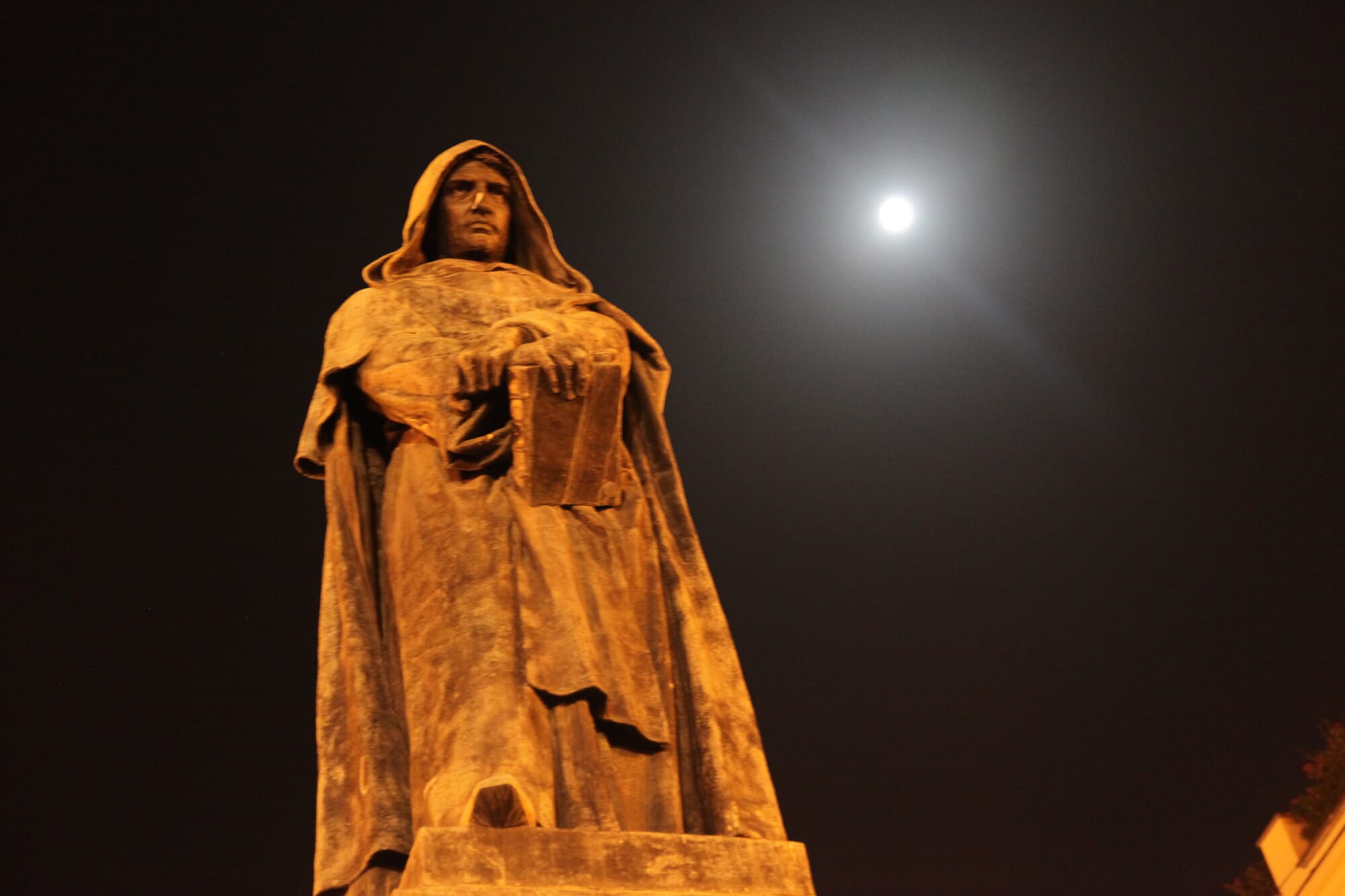 Passeio noturno de fantasmas em Roma