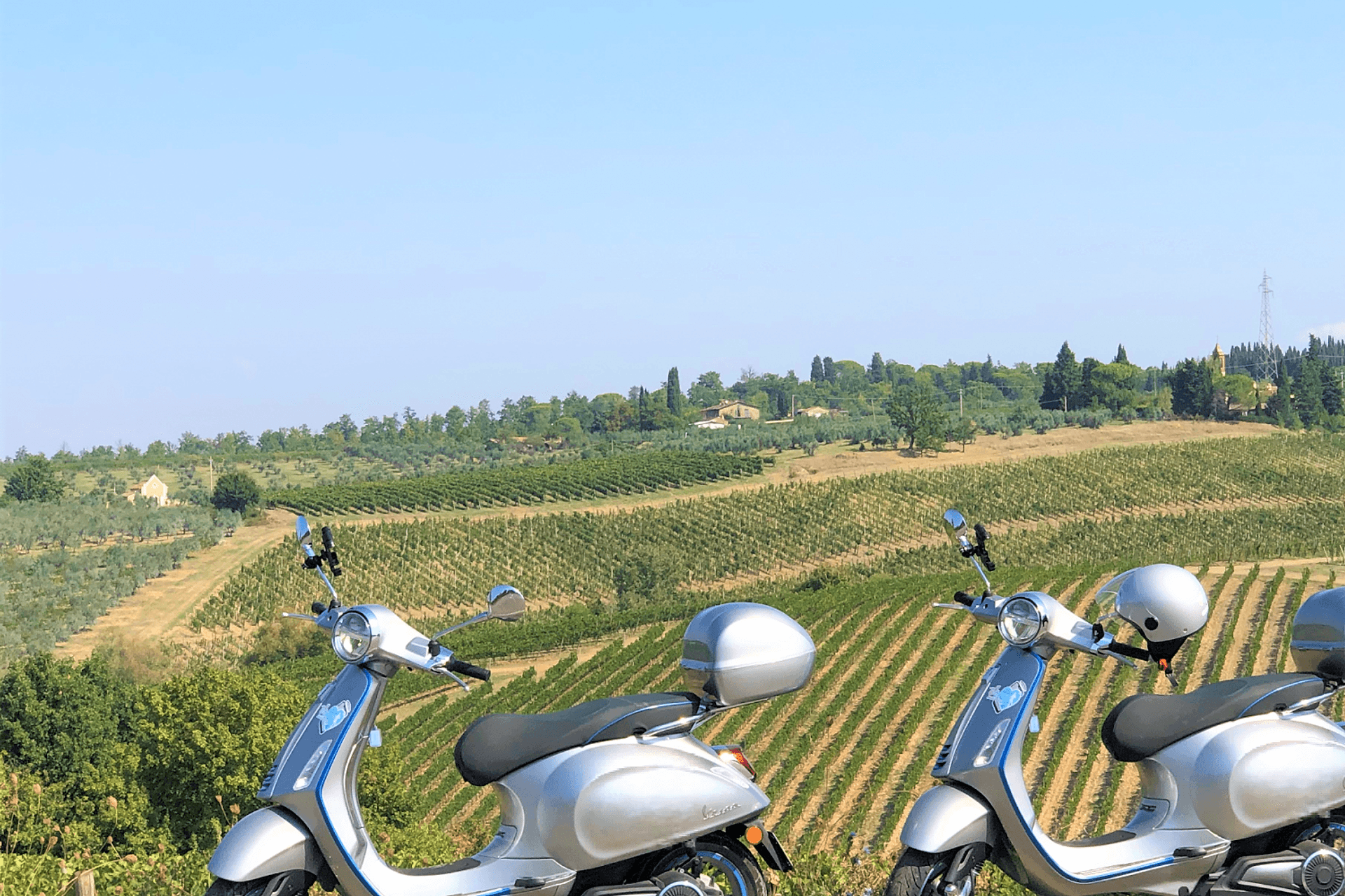 Explorando Chianti em uma Vespa Elétrica