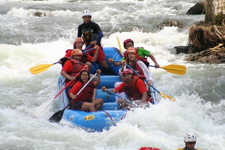 Aventura de dia inteiro com tirolesa e rafting, com almoço incluído, saindo de San José.
