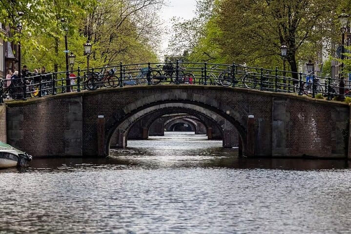 Cruzeiro pelo canal de Amsterdã