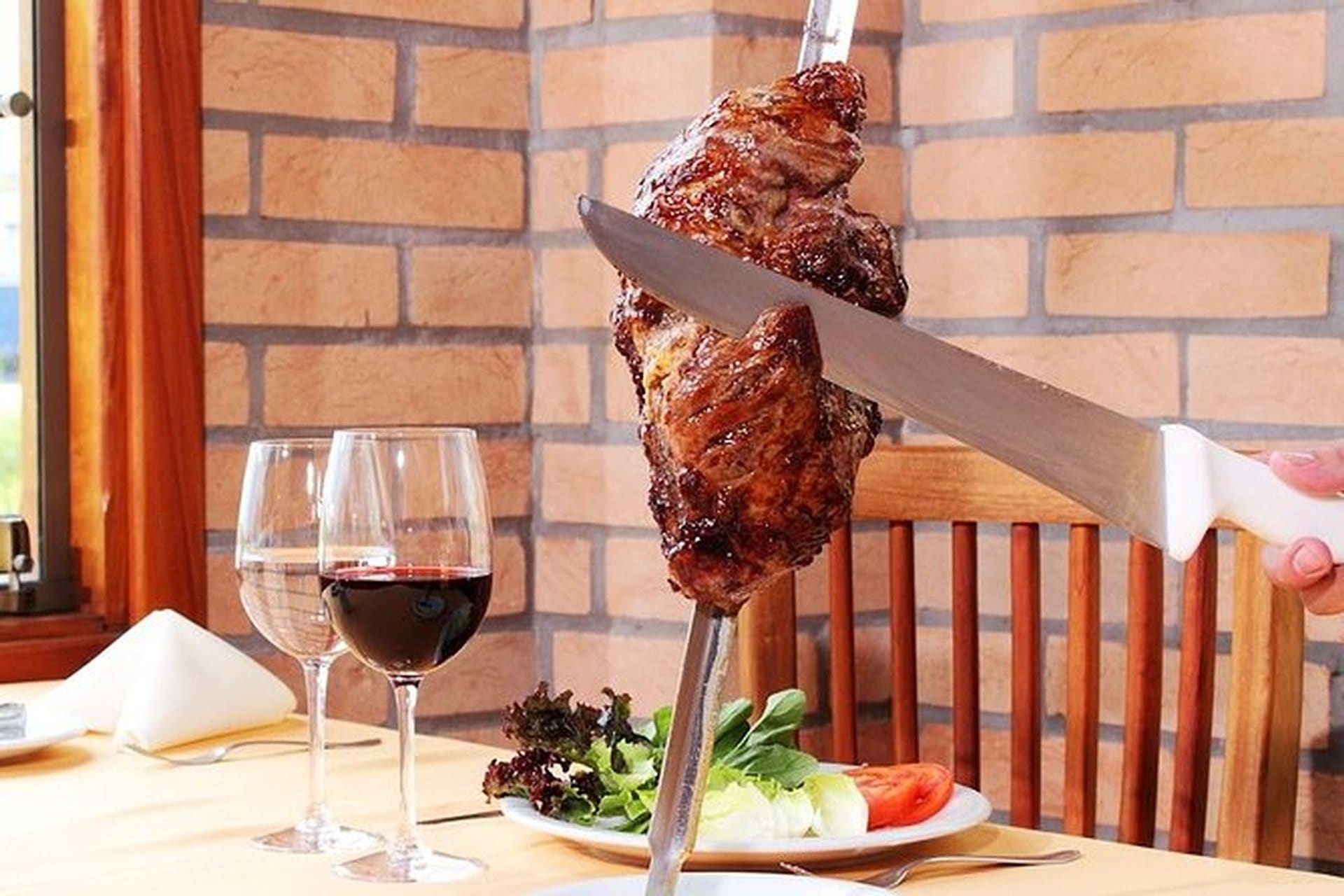 Churrasco brasileiro e vinho: jantar guiado