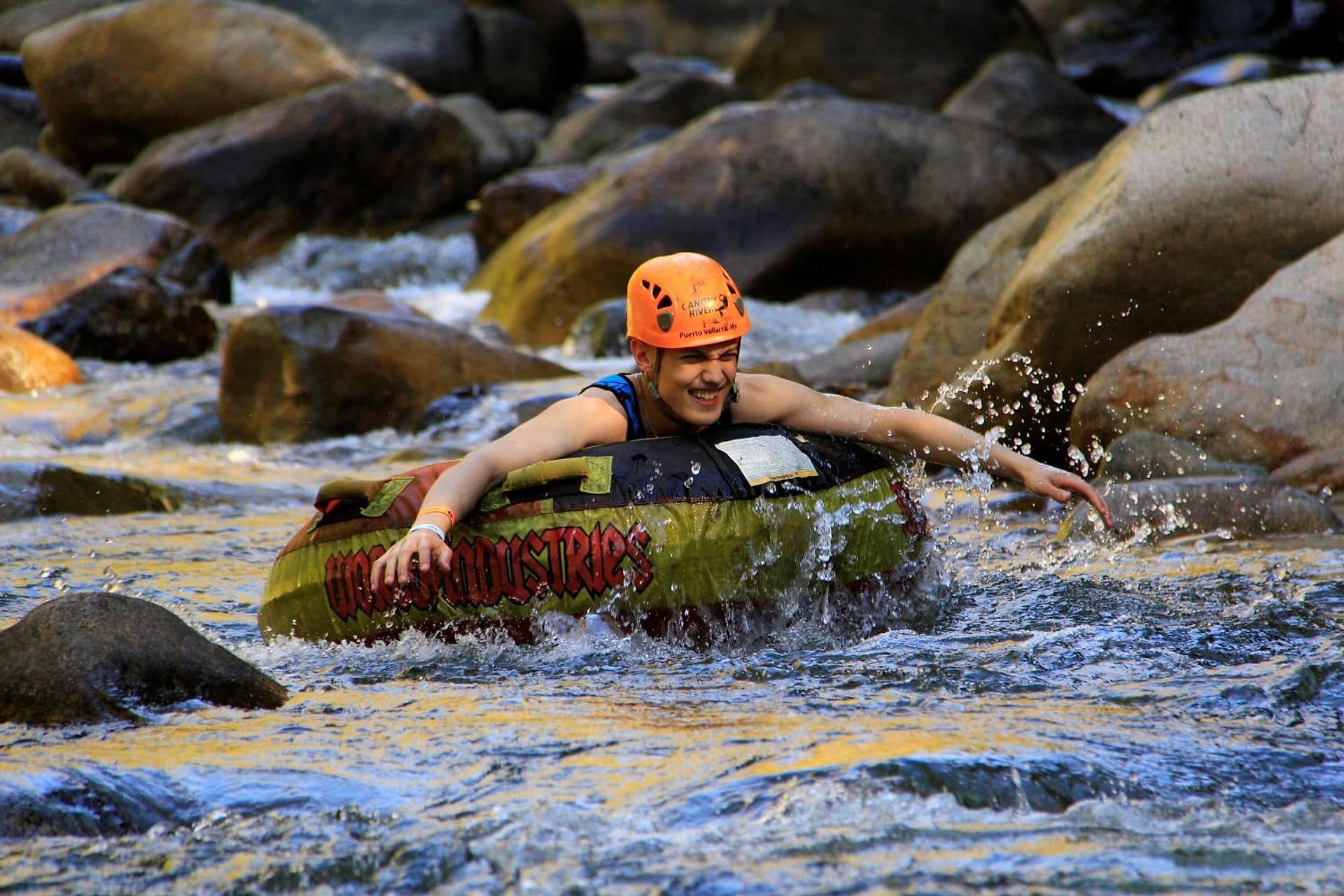 Expedição fluvial: tirolesas, rapel, rafting
