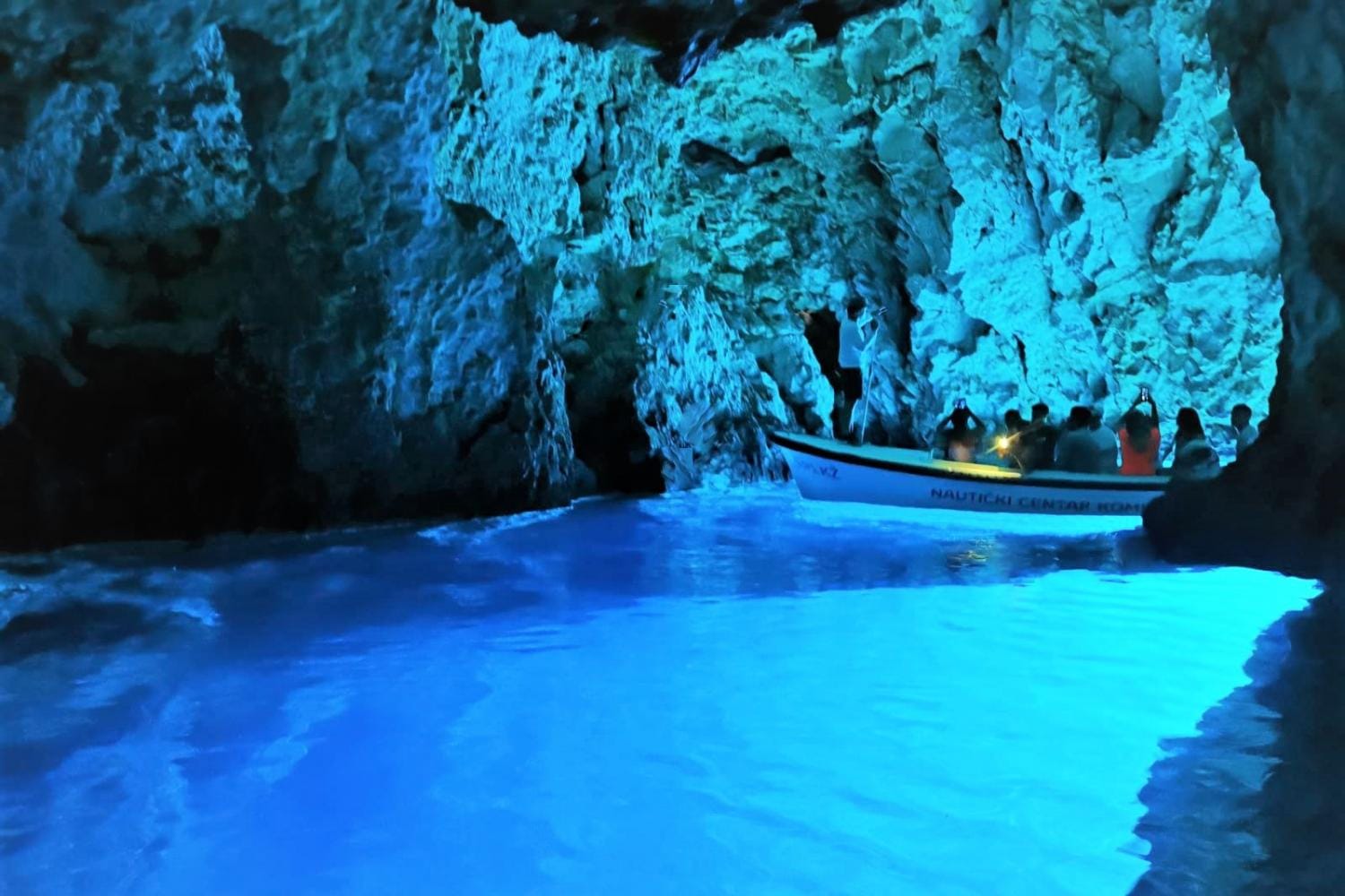 Tour en grupo pequeño a la Cueva Azul, Vis y Hvar de isla en isla