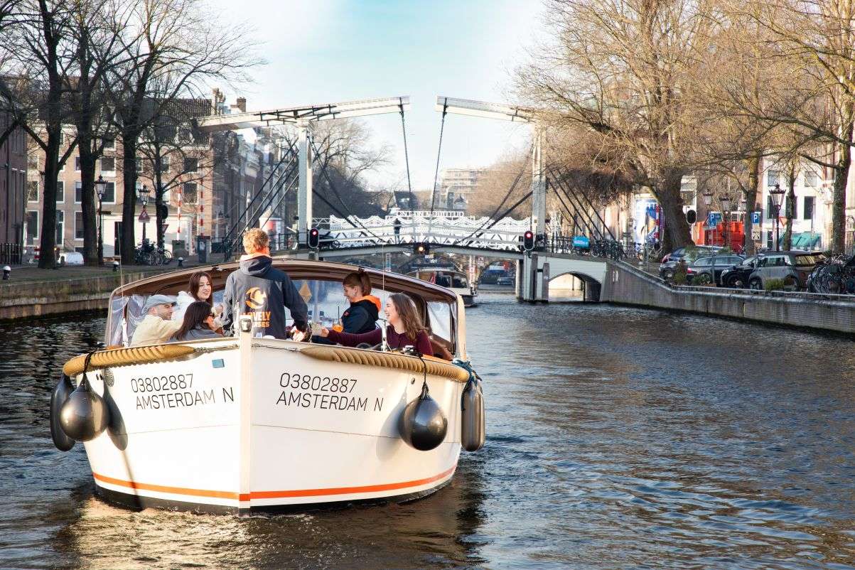 Barco abierto de Lovely Cruises con salida cerca de la Estación Central