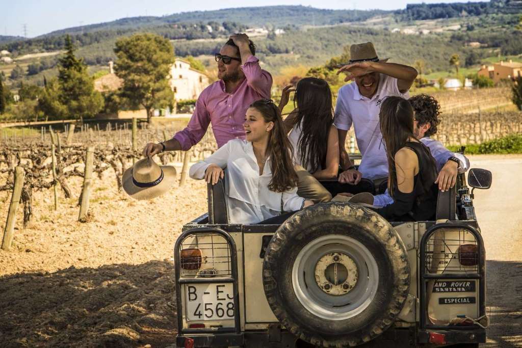 Vino y Cava con Tapas en unos Viñedos con Ruta en 4WD Experiencia desde Barcelona - Imagen 3