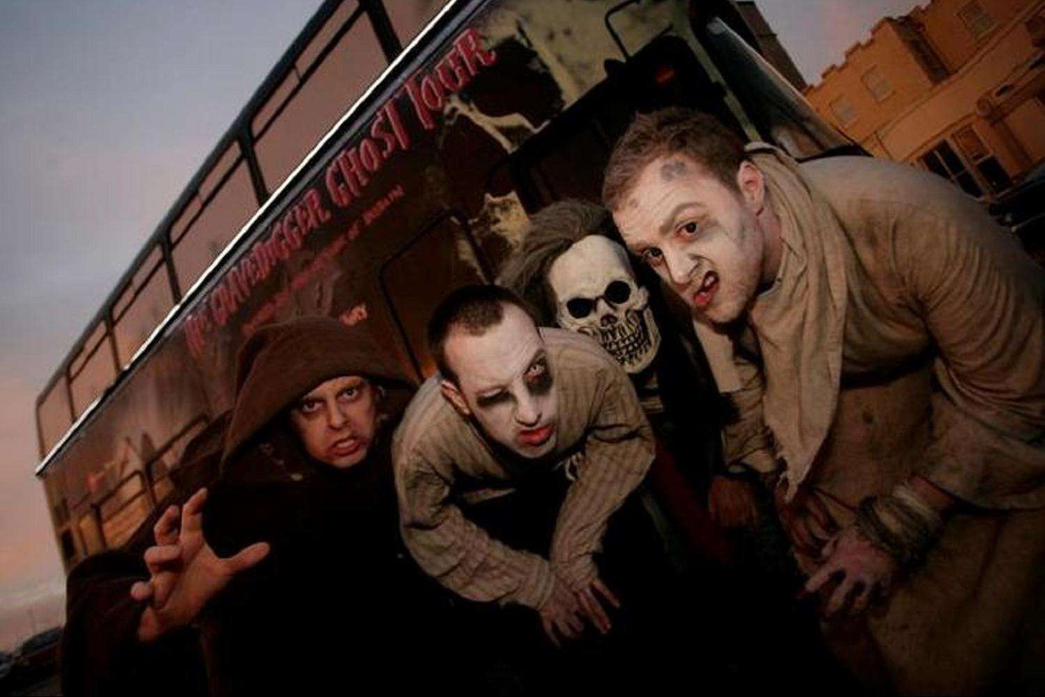 Recorrido nocturno por el autobús fantasma Gravedigger - Imagen 4