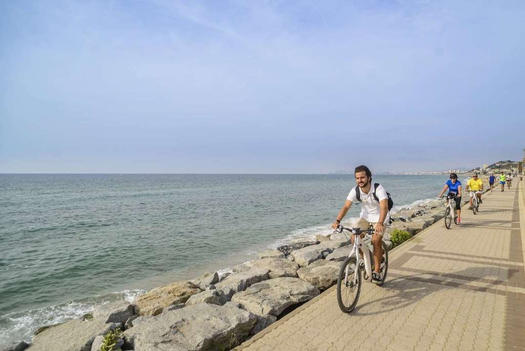 Recorrido privado en bicicleta electrónica desde la costa de Barcelona hasta los viñedos, cata de vinos y almuerzo - Imagen 2