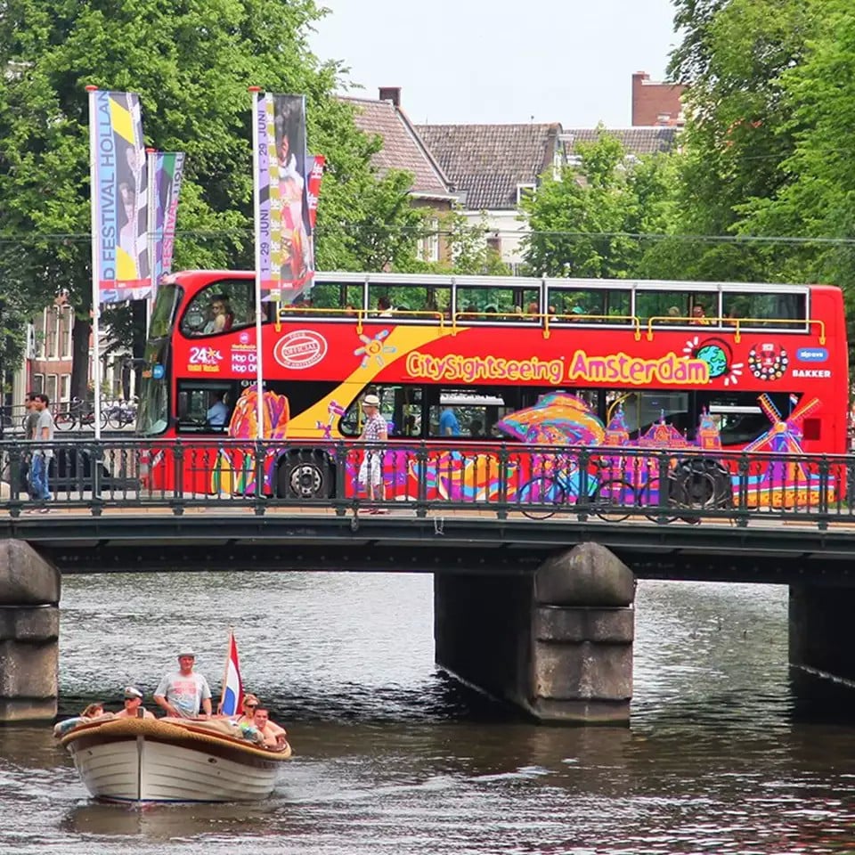 Bus turístico de dos pisos Hop-on Hop-Off por Ámsterdam - Imagen 4