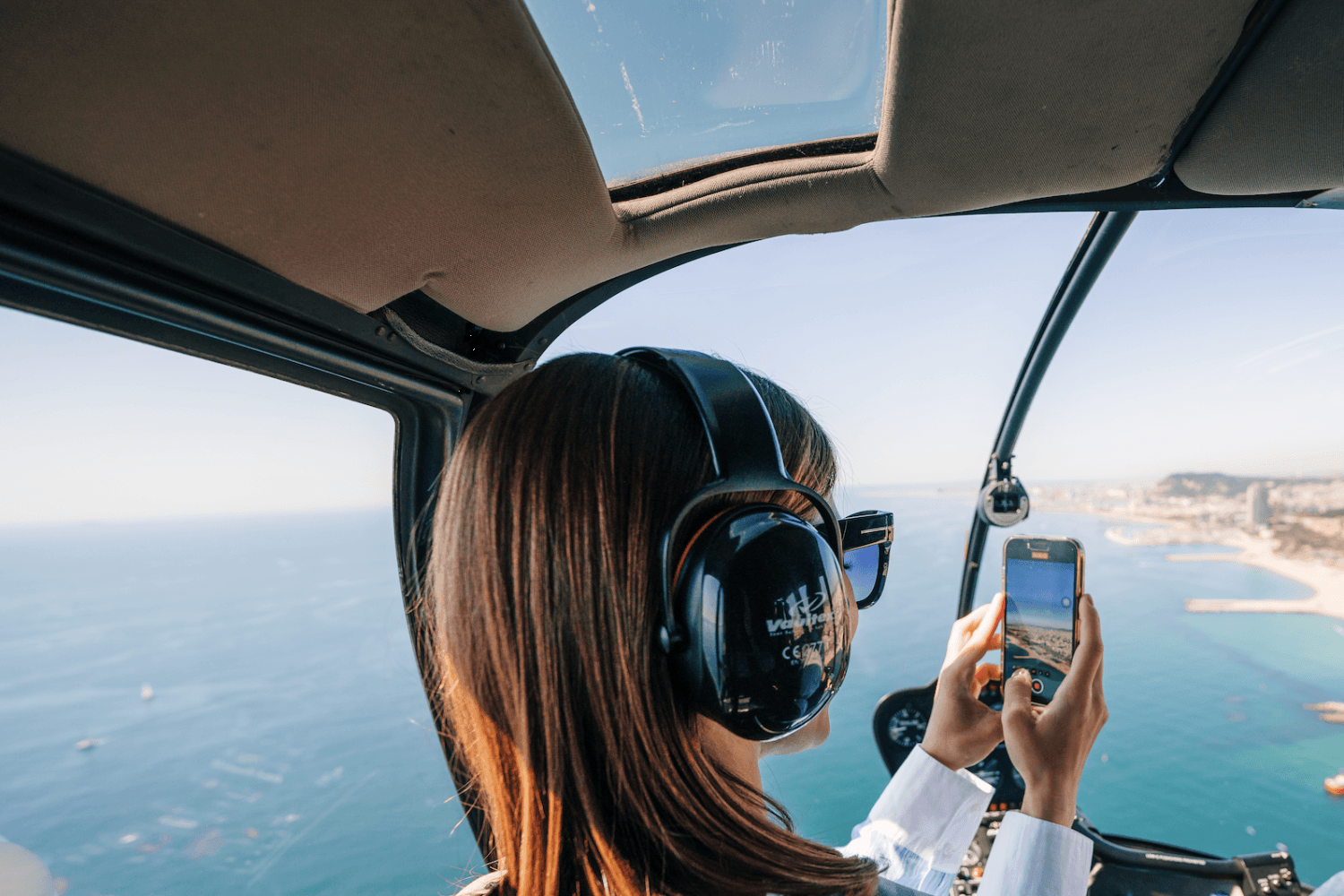Paseo en barco por Barcelona y vuelo panorámico en helicóptero - Imagen 2