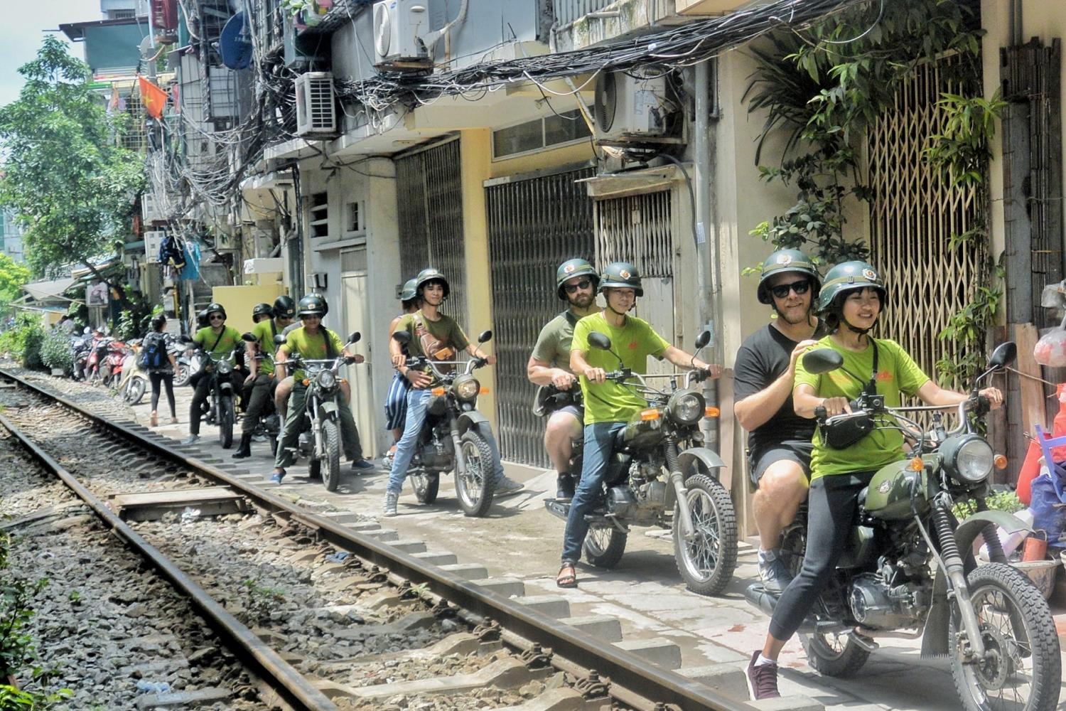Día completo en la ciudad y el campo de Hanoi en motocicleta y jeep antiguos - Imagen 2