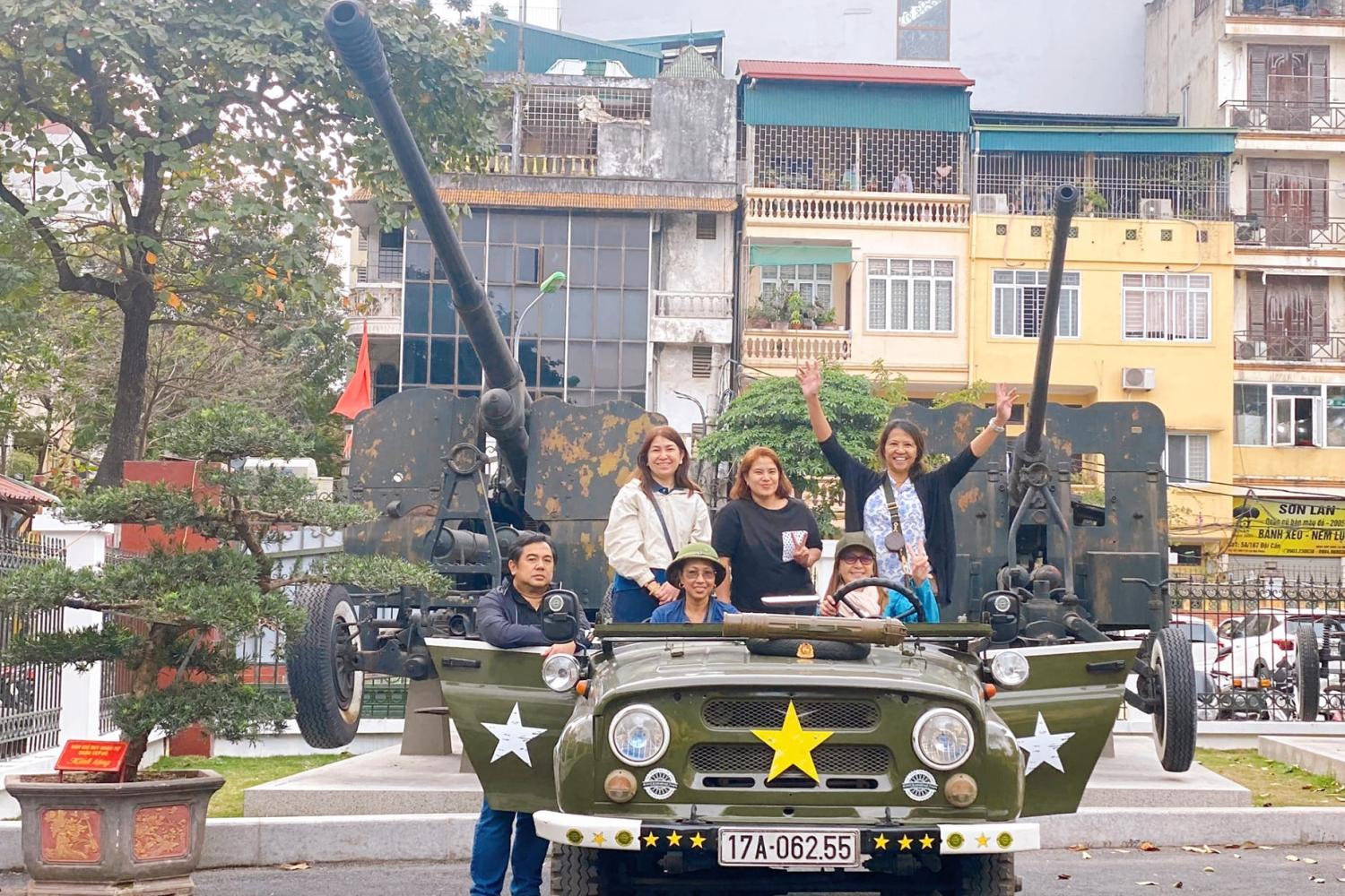 Día completo en la ciudad y el campo de Hanoi en motocicleta y jeep antiguos - Imagen 4
