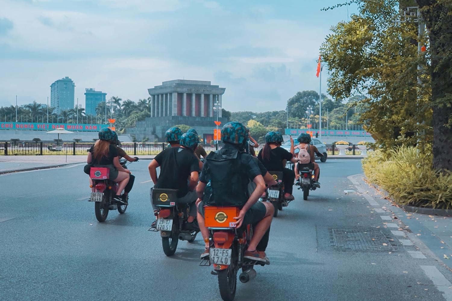 Visita de medio día a la ciudad de Hanói y comida callejera en moto de época - Imagen 3