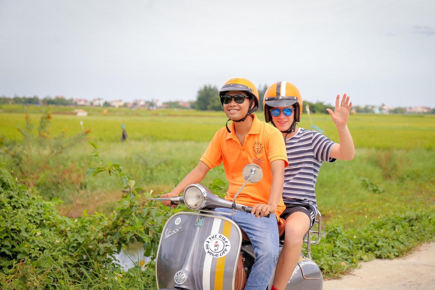 Campo de Hanoi en Vespa - Tour en grupos pequeños - Imagen 3