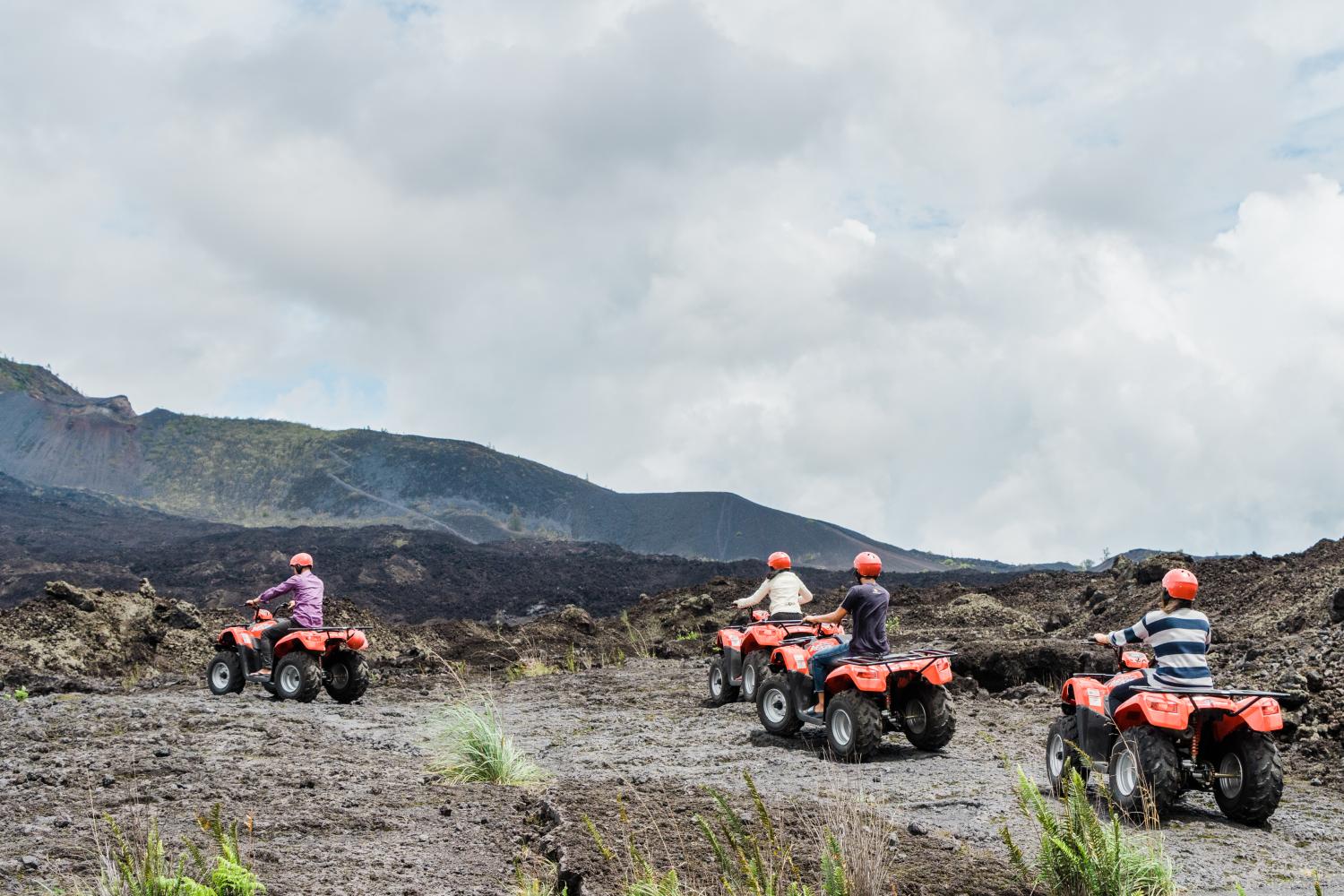 Quad en arena de lava negra y aguas termales naturales - Imagen 2