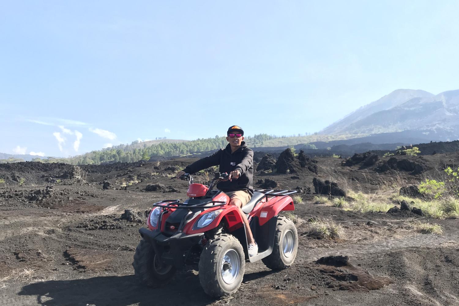 Quad en arena de lava negra y aguas termales naturales - Imagen 3
