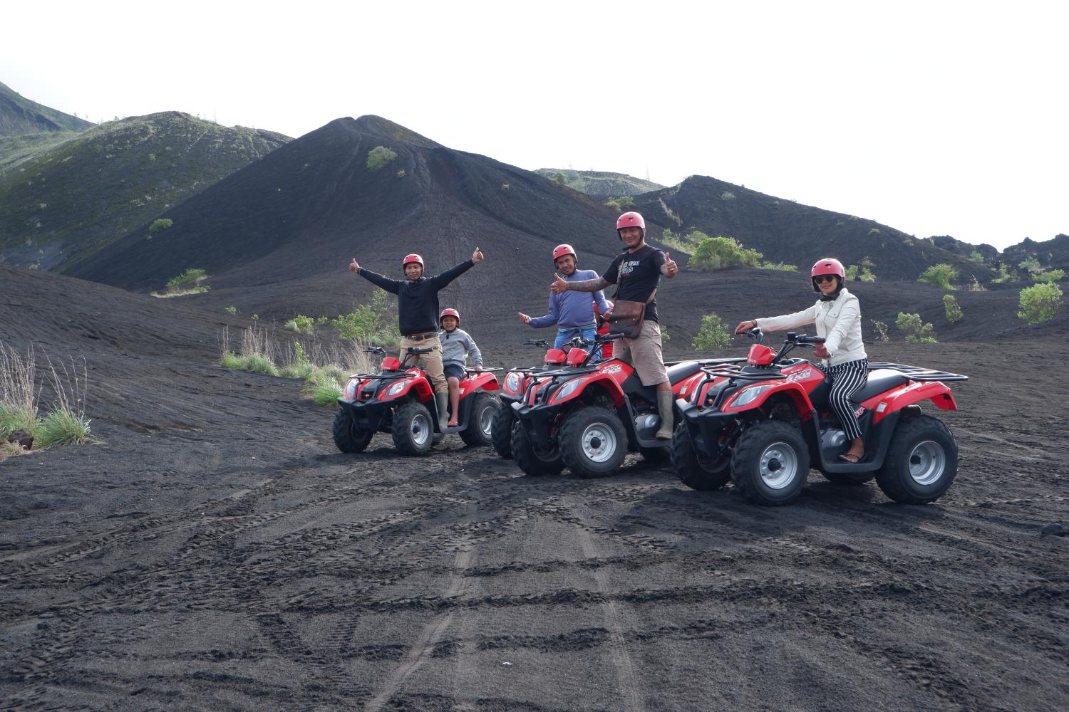 Quad en arena de lava negra y aguas termales naturales - Imagen 4