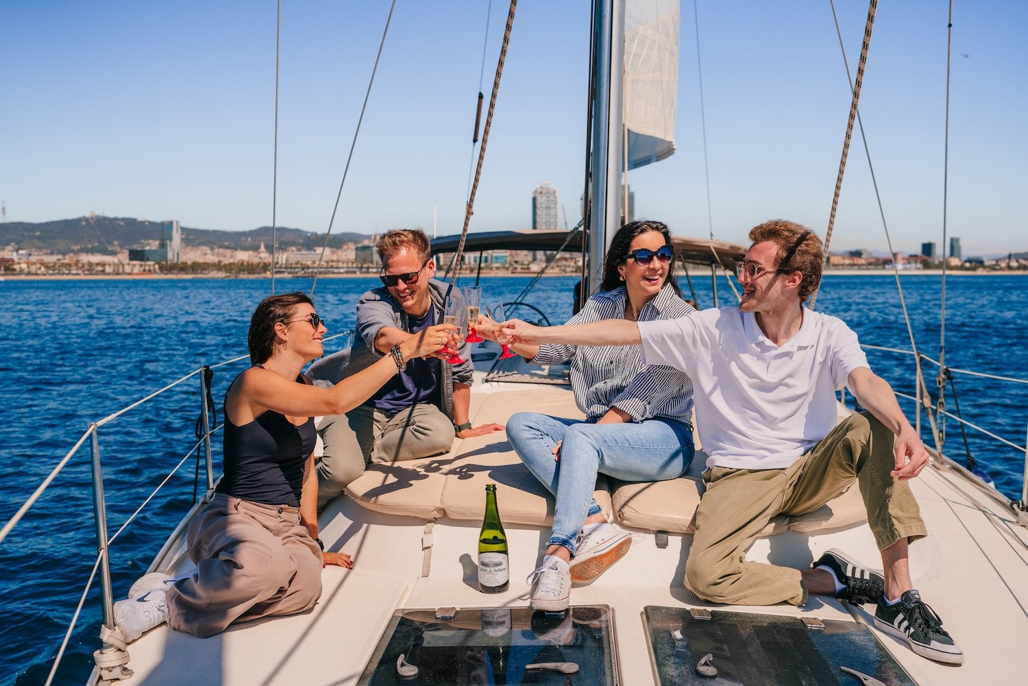 Aventura en Velero desde Barcelona a los viñedos, visita a la bodega y cata de vinos. - Imagen 2
