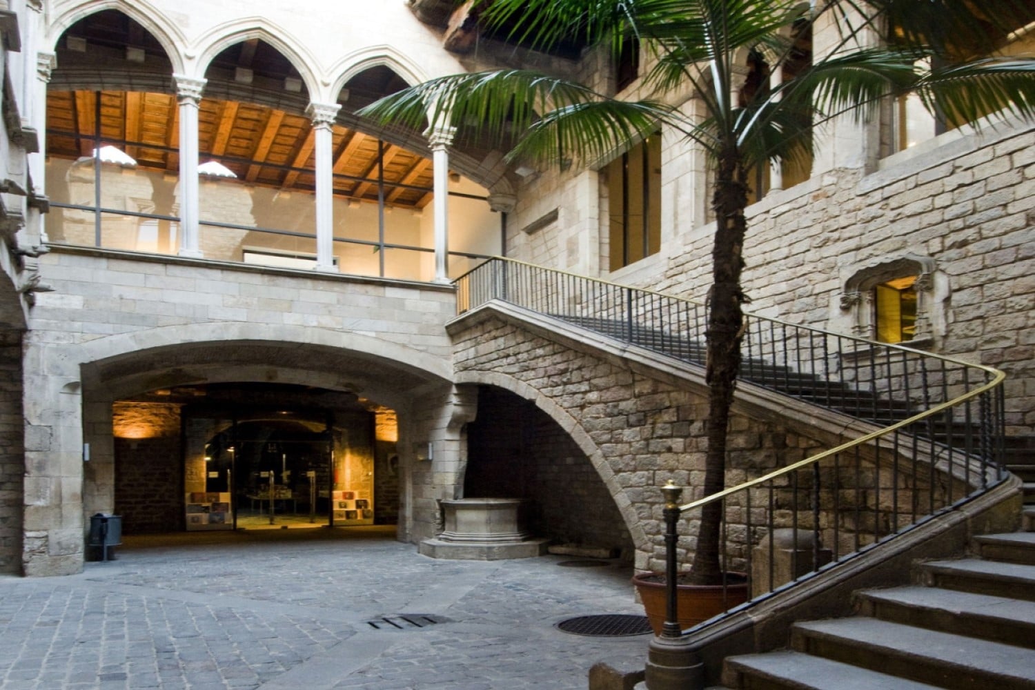 Tour de Museos: Visita Guiada por el Museo Picasso y entrada opcional al Museo Moco - Imagen 3