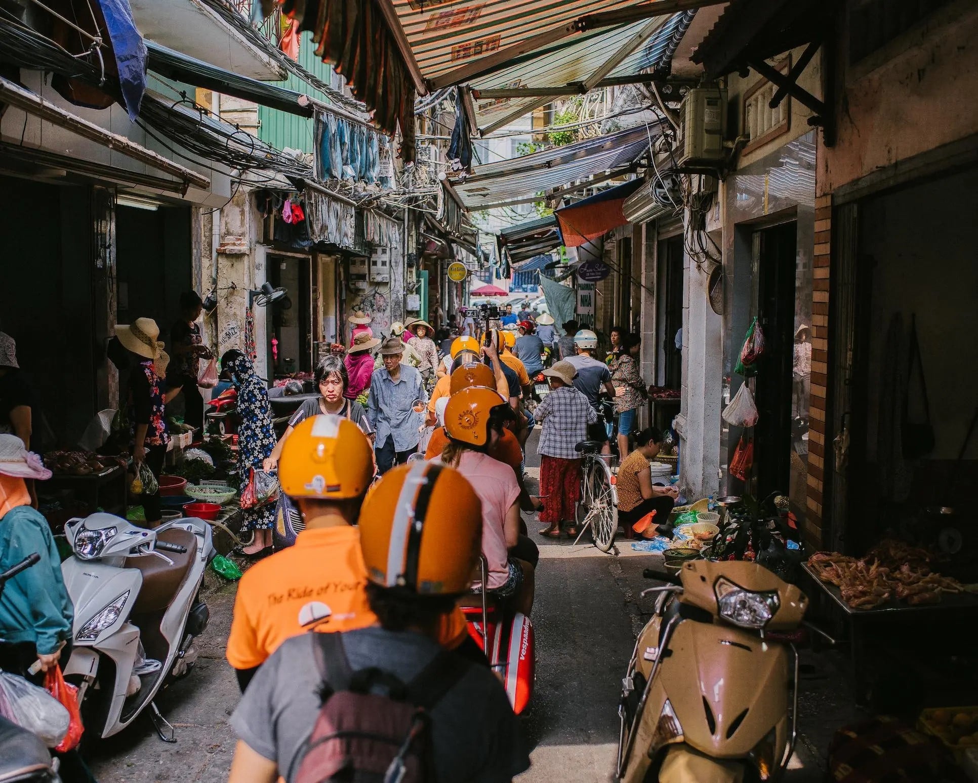 Descubra el verdadero Hanoi en Vespa - Tour en grupos pequeños - Imagen 2