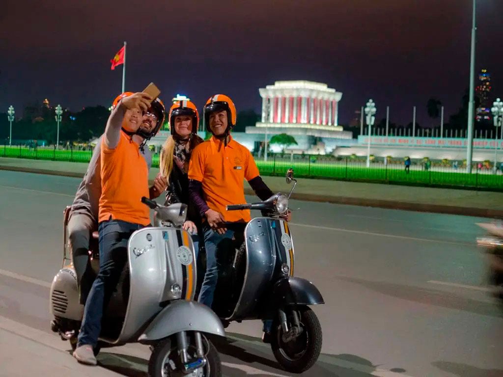 Hanoi de noche en Vespa: tour en grupos pequeños - Imagen 3