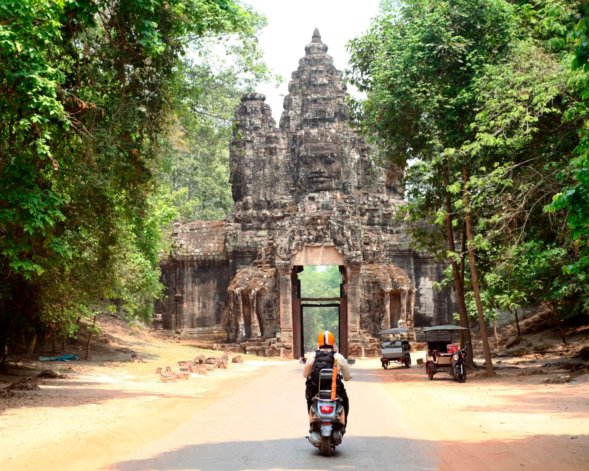 Angkor lejos de las multitudes en Vespa - Imagen 3