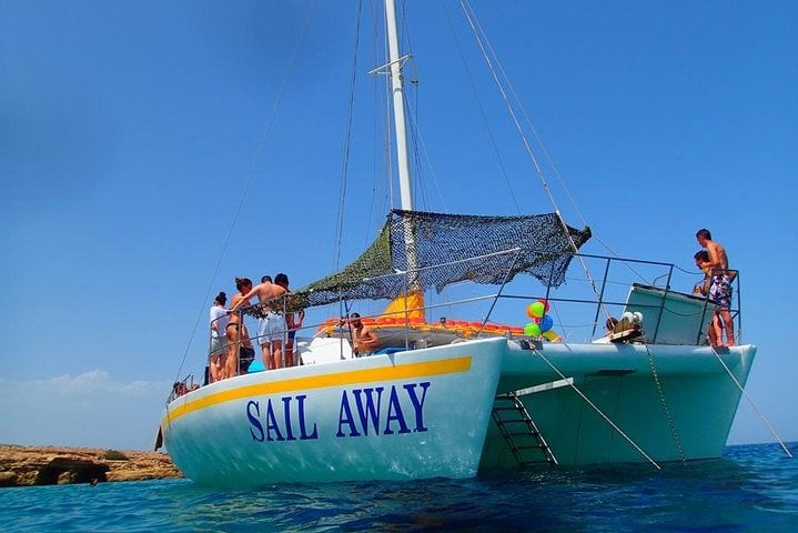 Crucero familiar de día completo en catamarán desde Limassol con almuerzo incluido. - Imagen 2