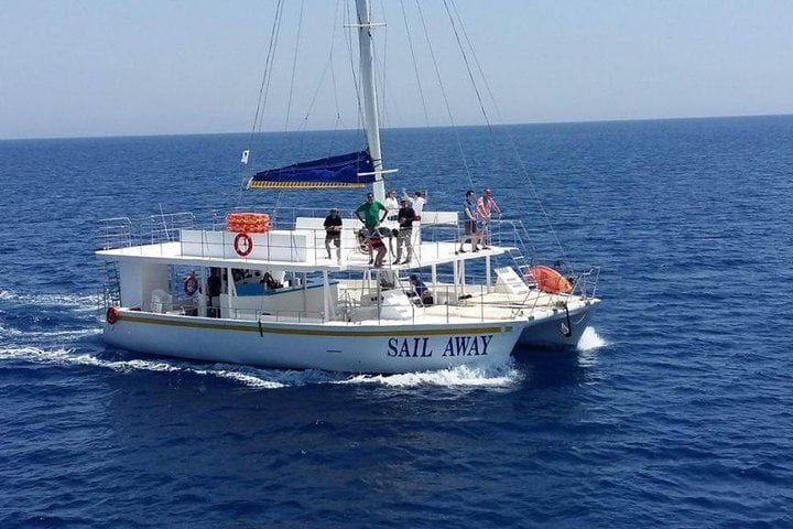 Crucero familiar de día completo en catamarán desde Limassol con almuerzo incluido. - Imagen 4