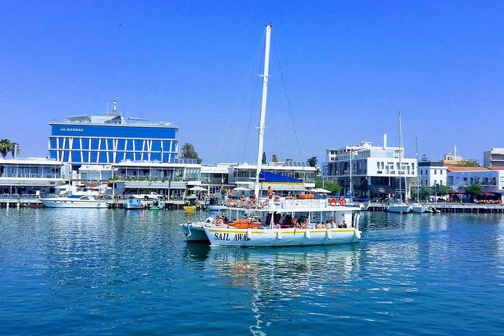 Crucero familiar de día completo en catamarán desde Limassol con almuerzo incluido. - Imagen 3