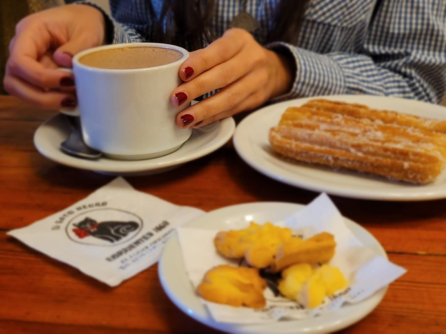 Chocolate Caliente y Churros en El Gato Negro - Bar notable de la ciudad - Imagen 2