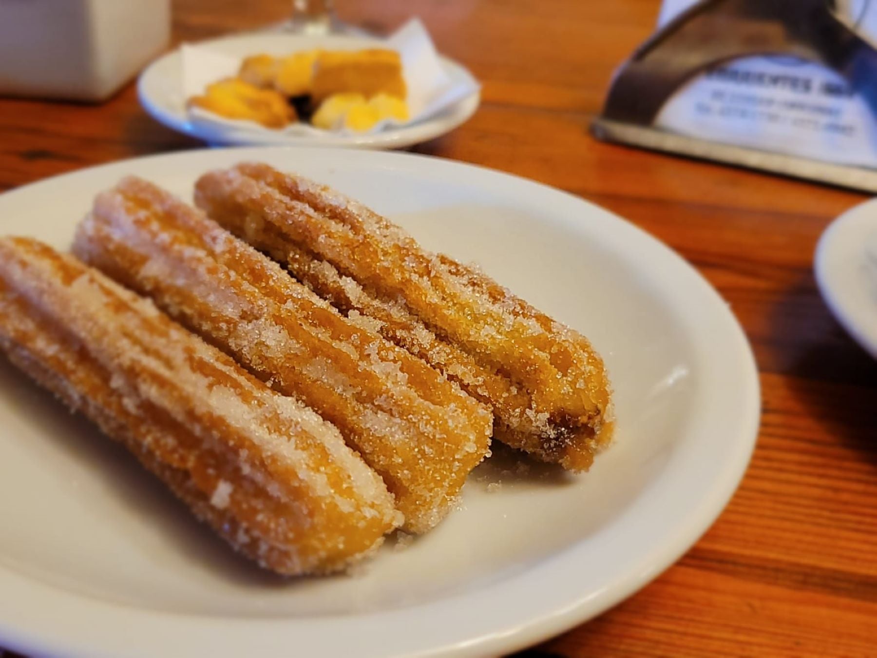 Chocolate Caliente y Churros en El Gato Negro - Bar notable de la ciudad - Imagen 3