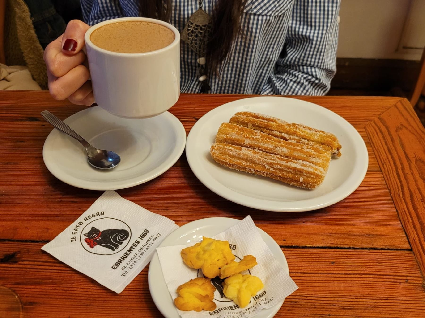 Chocolate Caliente y Churros en El Gato Negro - Bar notable de la ciudad - Imagen 4