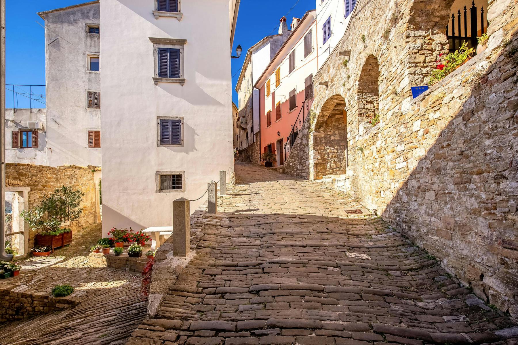 Excursão de meio dia a Motovun com degustação de trufas e aguardentes locais. - Imagen 2