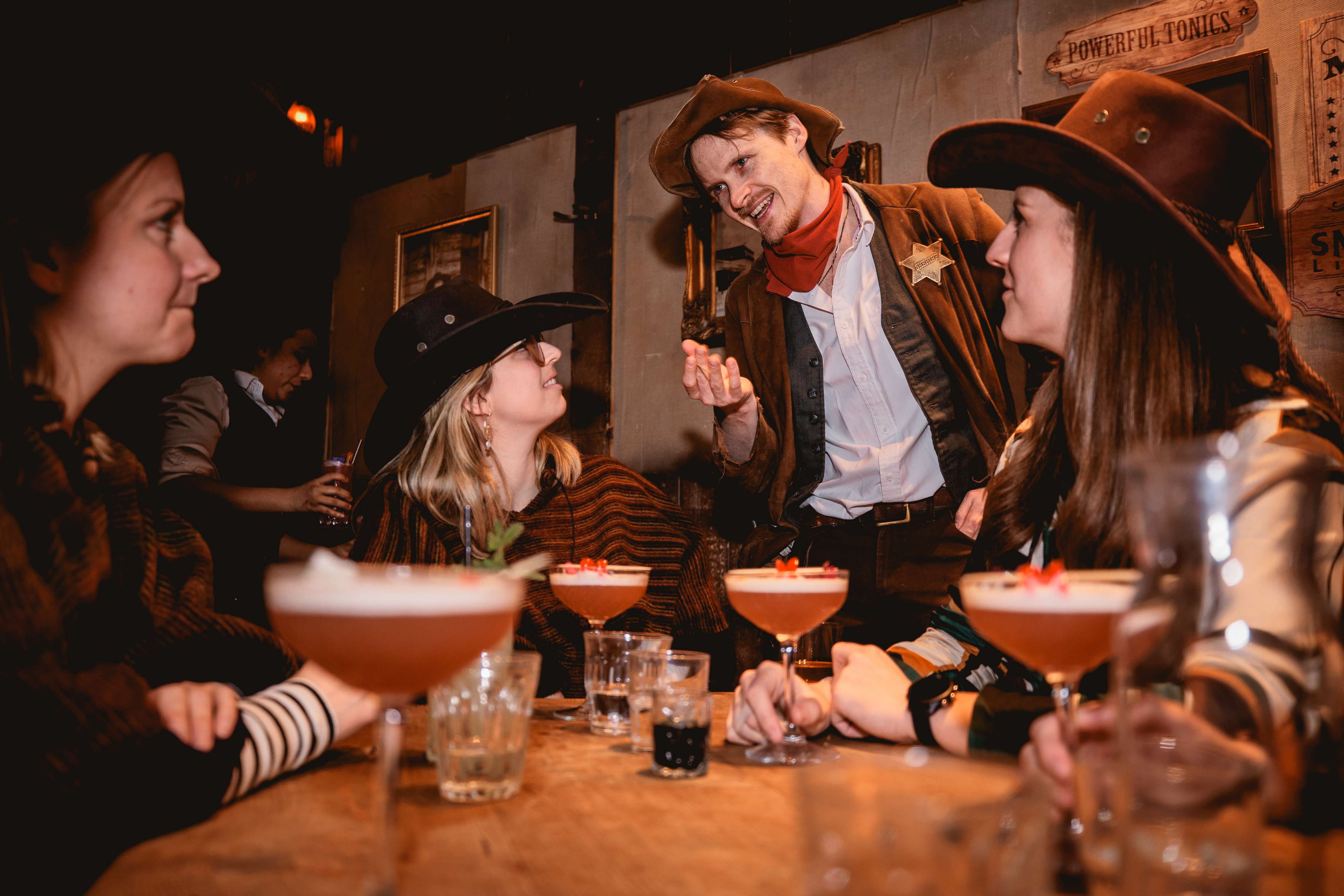 Experiencia de cóctel inmersiva en Moonshine Saloon - Imagen 3