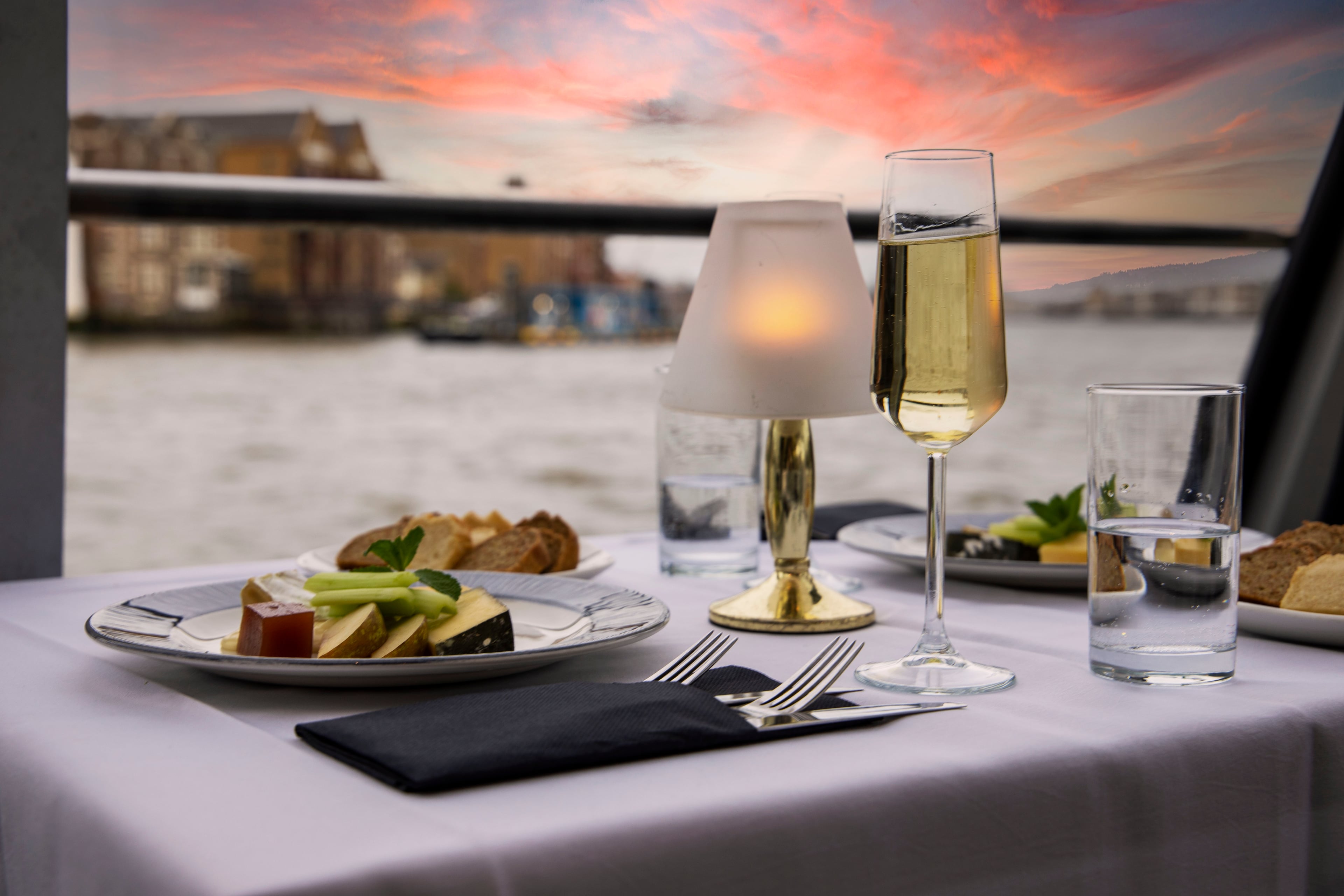 Crucero con cena por el río Támesis en Londres - Imagen 4