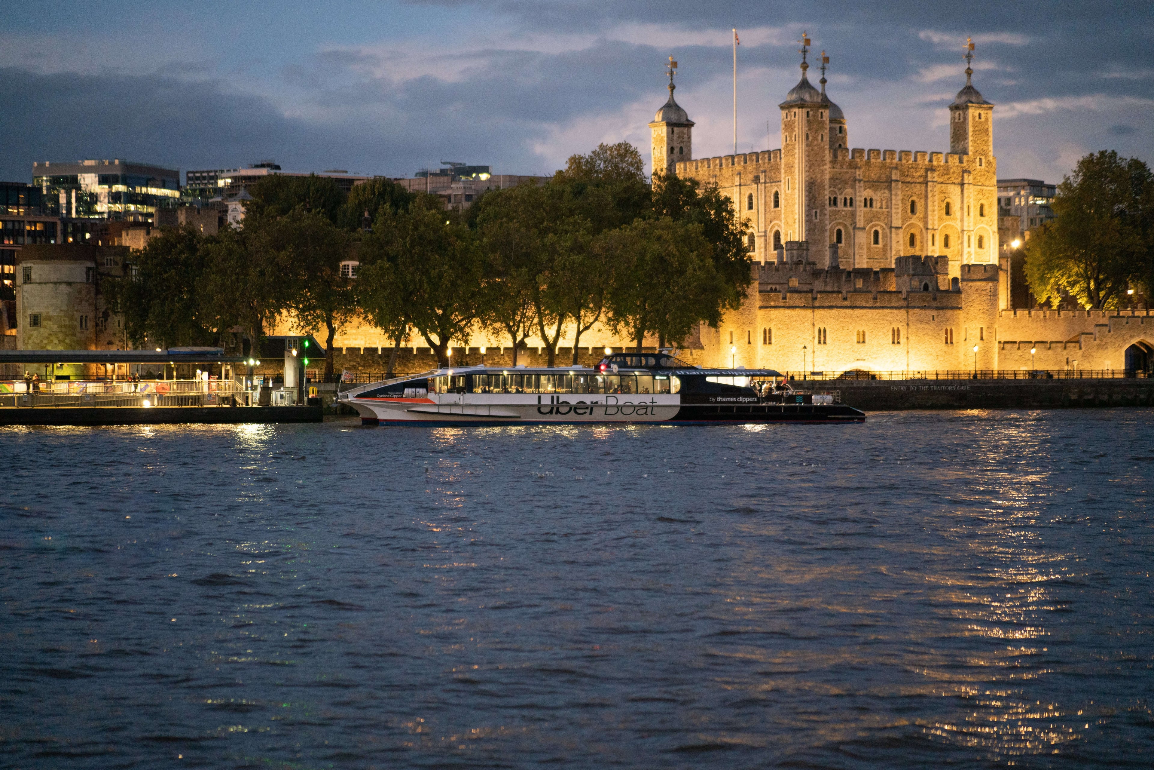 Londres de noche: tour oficial en barco por el río iluminado - Imagen 4