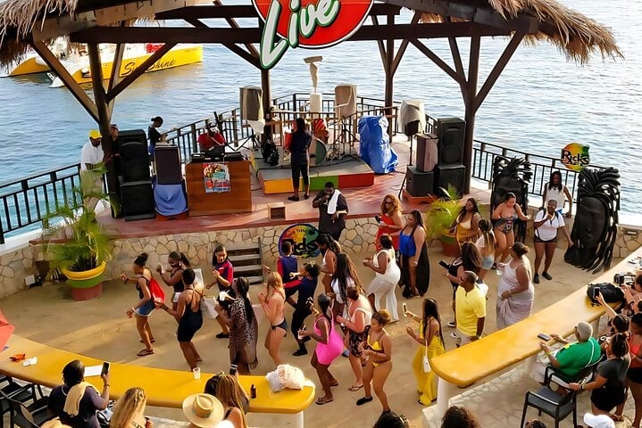 Catamarán en Negril: Fiesta al atardecer con bebidas y DJ - Imagen 2