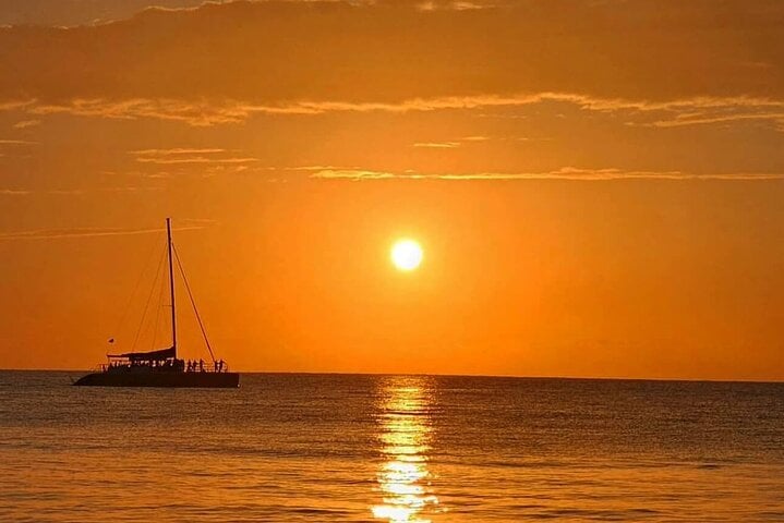 Catamarán en Negril: Fiesta al atardecer con bebidas y DJ - Imagen 3