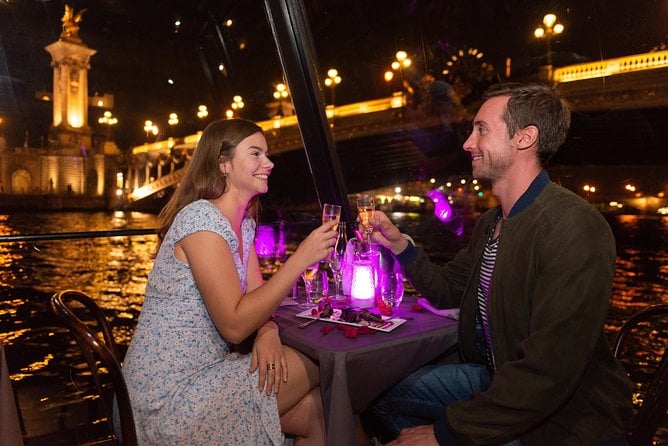 Cena romántica por el Sena, Mesa junto a la ventana - Imagen 2