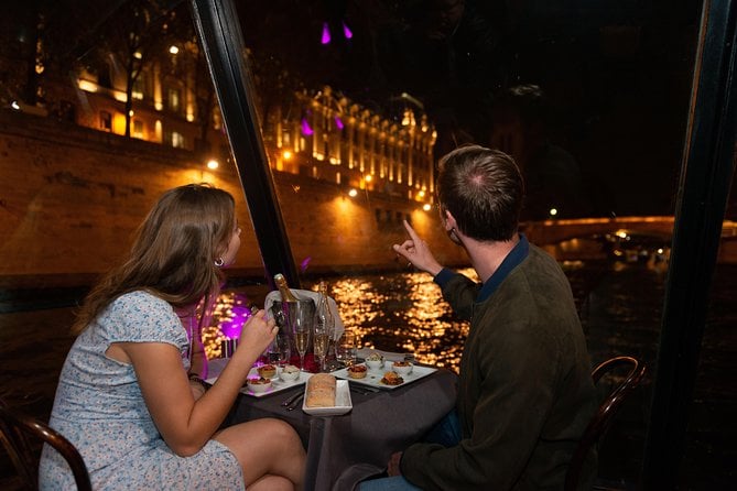 Cena romántica por el Sena, Mesa junto a la ventana - Imagen 3