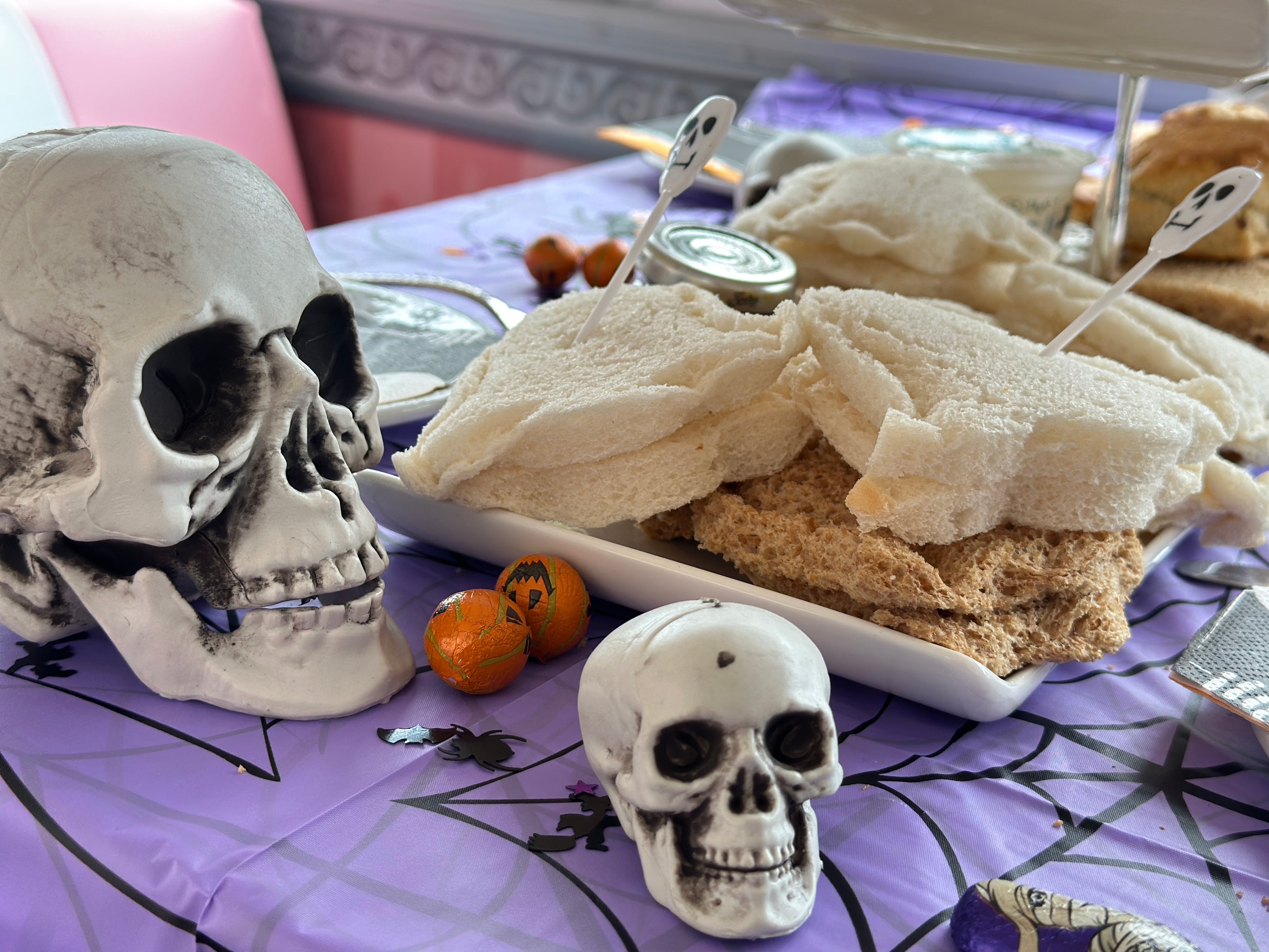 Autobús del té de la tarde de Halloween en Londres - Imagen 3